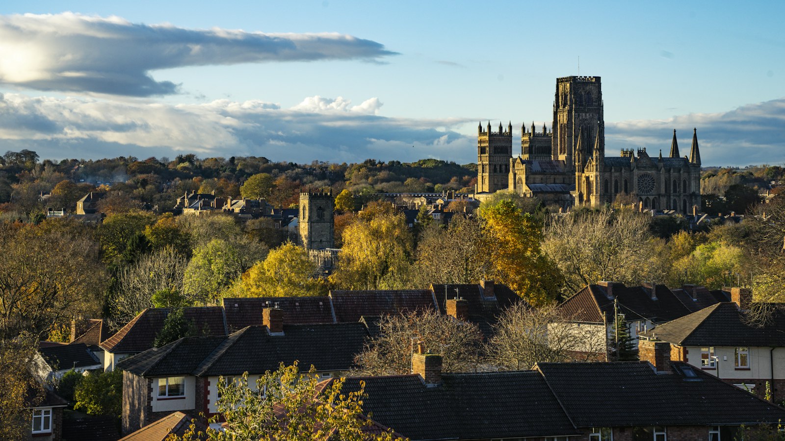 Photo of a view of a city with a cathedral in the background.