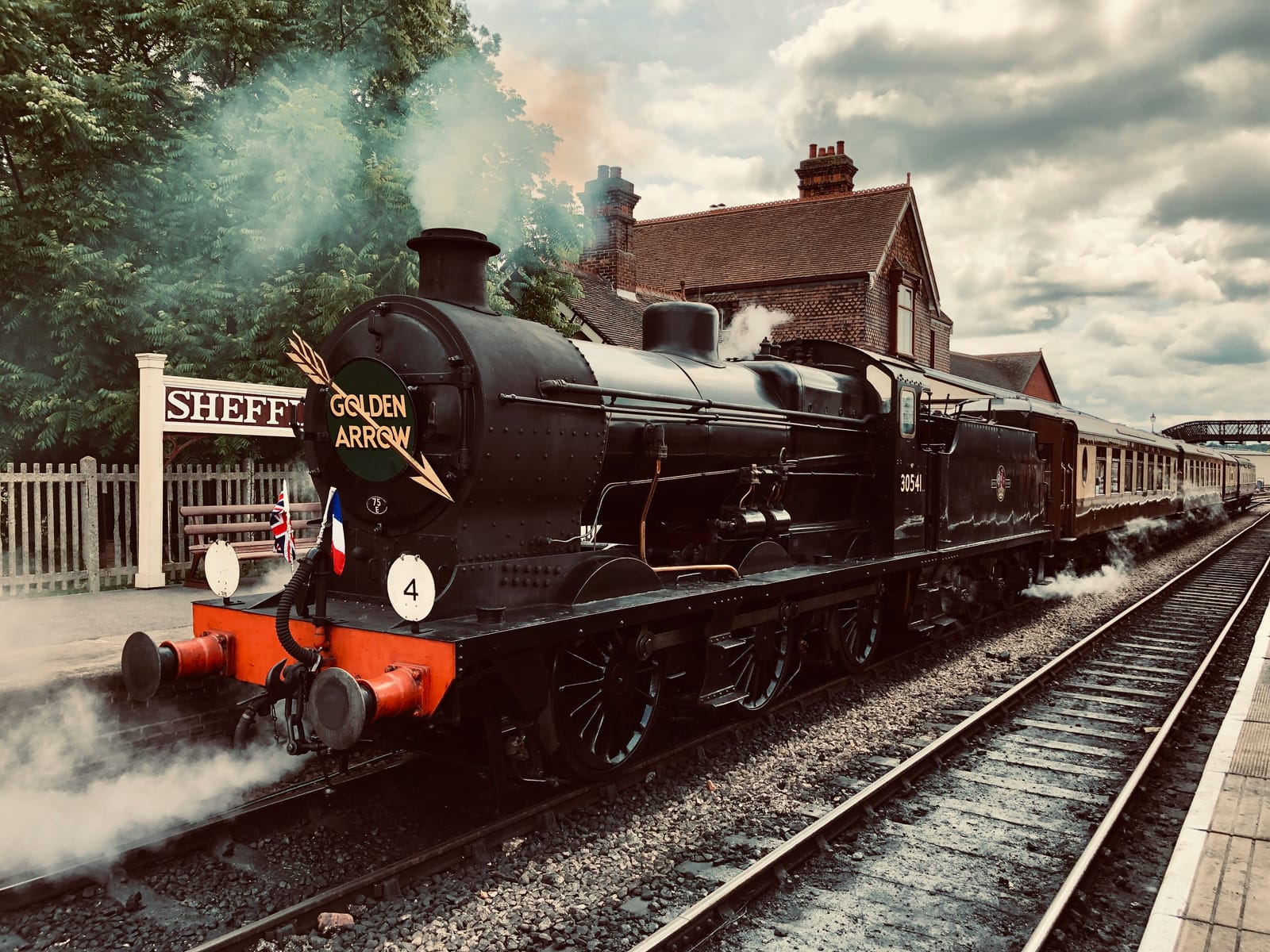 Photo of a steam train on the Bluebell Railway at Sheffield Park, East Sussex.